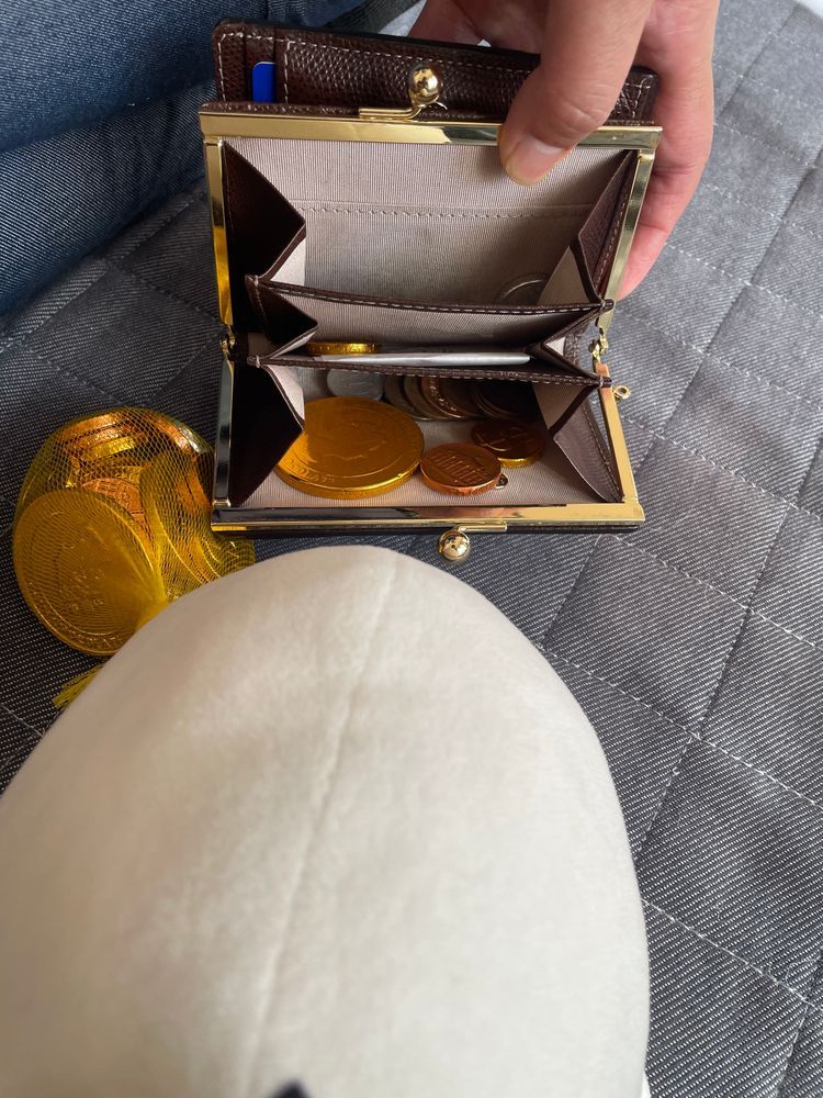 べるさんね、おかーさまに頼まれてスーパーにおつかいしにいったの！
970円だからおつりが30円になるんだって。べるさんね、おかーさまにべるさんのおこづかいから30円、お財布に返したの！！
どれが10円か分からないけど、おっきいキラキラだから大丈夫だと思うの！！！
この間ゆのが「べるさんにお財布上げるね。このお金は甘い匂いする特別なやつで100円と10円が入ってるからね。かじっちゃダメだよ」って言ってたの。 
おかーさま喜んでたの！！
べるさんちゃんと一人でスーパー行ったんだけど重くて持てないからゆのに持って帰ってもらったよ。