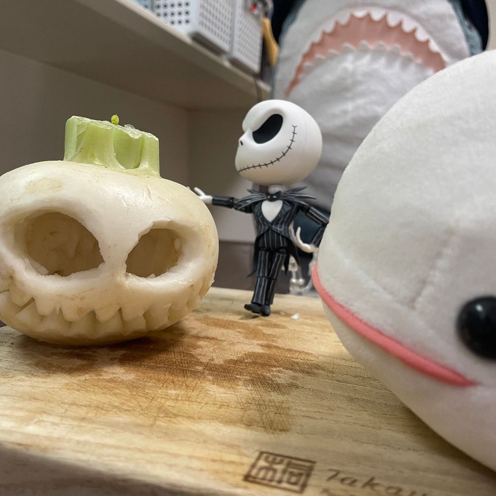はっぴーはろうぃんなの!!!
べるさんち、ジャックさんとゼロちゃんにハロウィンの支度お手伝いしてもらおって話してたんだけど、ジャックさんが本番はカブ!って持ってきてくれたよ。
べるさんね、冷蔵庫にあっただけだと思うの…
ジャックさんが魔法をかけたカブがあっとゆう間にジャックオランタンになったよ。
ちなみにぼんじりはお菓子をあげてもイタズラするから、ゆのに捕まってたよ。ゼロくん、鼻かまれて泣いてたし…