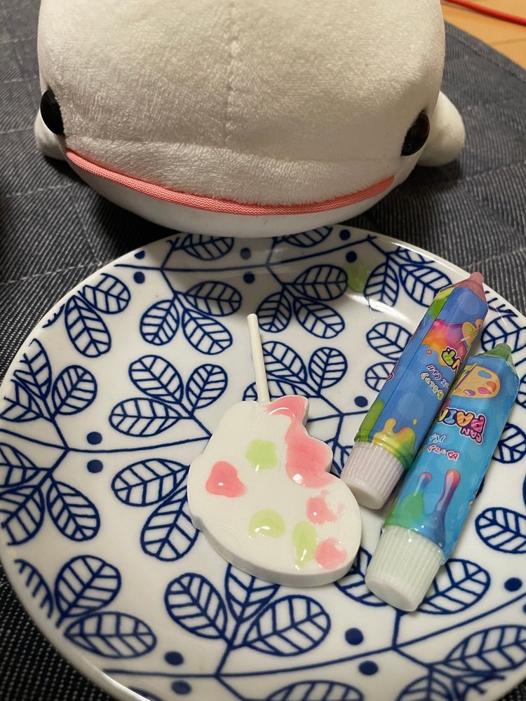 べるさんね、ダイソーにお買い物行った時におやつ買ったの！！
ぬって遊ぶたべものなの！！！
最初カーペットの上でやってたらゆのに「お皿の上でやって！！」って言われたの。べるさんいい子だからちゃんとお皿の上でするの！
ラムネのお菓子に色ぬりしたんだけど難しいの！でも失敗したらなめればいいの！！
でもね、途中で線がなくなっちゃって、絵の具も無くなっちゃったの！！
おかしいの！！