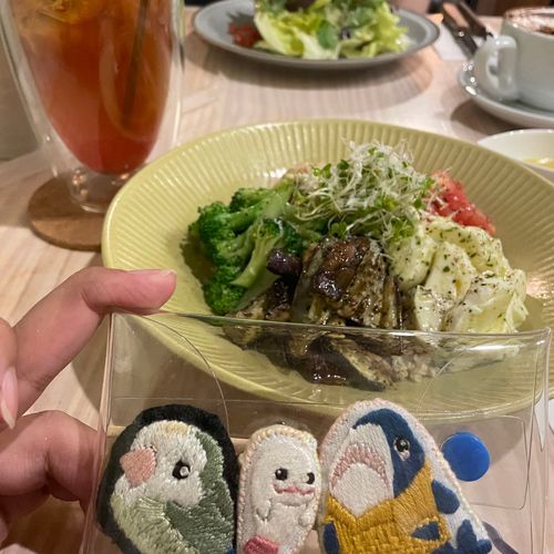 ゆのが「ごはん奢られにいくよー」って言うから、べるさんついて行ったの!!
なんかオシャレすぎるカフェだったの。店員さんが海外の人ばかりだったの。キッチンから英語聞こえてきて、べるさんどきどきしちゃった。