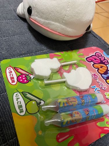 べるさんね、ダイソーにお買い物行った時におやつ買ったの!!
ぬって遊ぶたべものなの!!!
最初カーペットの上でやってたらゆのに「お皿の上でやって!!」って言われたの。べるさんいい子だからちゃんとお皿の上でするの!
ラムネのお菓子に色ぬりしたんだけど難しいの!でも失敗したらなめればいいの!!
でもね、途中で線がなくなっちゃって、絵の具も無くなっちゃったの!!
おかしいの!!