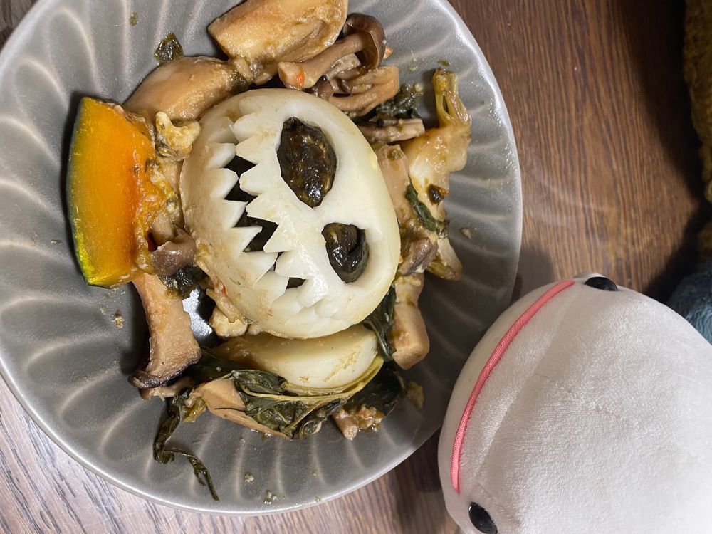 カブ、ゆのが『あ！夕ご飯の食材を勝手にジャック・オ・ランタンにして！！』って怒って持って行っちゃったの。
カブの中にとうふハンバーグが入って夜ごはんに出てきたよ。
お野菜ばっかでべるさんお断りしようとしたんだけど、ゆのに許してもらえなかったの…べるさんお菓子がいい…