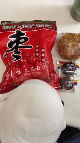 とーちゃんのいきつけの中華料理屋さんの店長さんご夫婦が中秋節で中国に帰ってたからお土産もらったのわけてもらったの!
山査子巻はゆのと取り合いになったんだけど、月餅はゆの「鹹蛋って書いてあるし苦手だからべるさん食べていいよ」っていわれてべるさんひとりで食べれたんだ!
木の実が色々入ってるタイプで美味しかったの!!