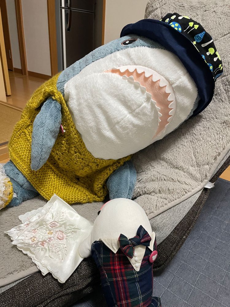 さめこだよ🦈
さめこねぇ、衣替えしてセーターきたの!
それでね、この間から作ってたきのこのバケットハットかぶってみたらね、さめこにすごーーくにあったの!
ゆのがなんか文句言ってるけど、お出かけの時にたまに貸してあげるってことで話がついたの!!
夕方にのんびりしてたら、べるさんが「おかーさまにかわいいハンカチ貰ったの!」って見せに来たよ。かわいいお洋服にしたいんだって。
さめこちょっと考えてみるの!
ゆのが「それ、つけ襟にしたらかわいいよね、私も欲しいなぁ」って言っててべるさんが怒って大変だったの。