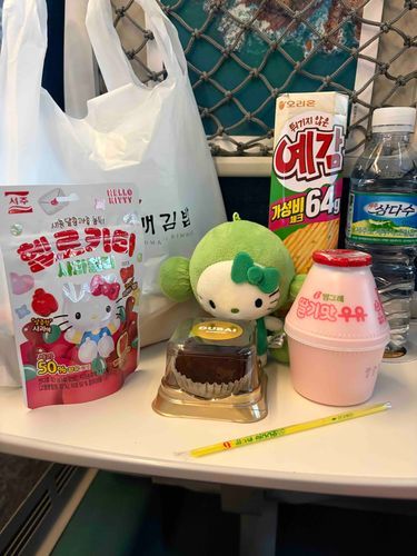 韓国だ〜！
たくさんのごはんともキティ