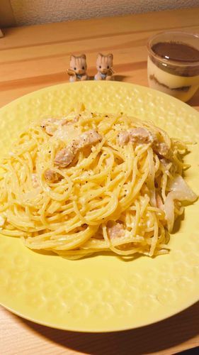 夜ご飯のカルボナーラを狙う双子🍴
カロリーが気になるけど…相棒は元気を出すために食べたんだって！