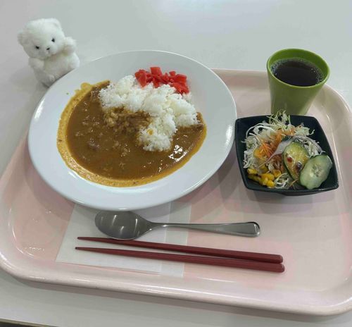 きょうの がくしょく！
かれー だよ！
(しろくまは すぐ どかされました)