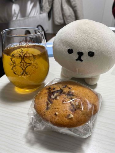 かいぬしとおともだちがきんじょのまふぃんやさんでかってきてくれたなっつとりんごのまふぃん
いまいっしょにとれかでこしてる