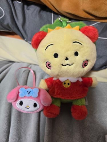 コジコジがホビーオフで300円という運命の出会いを果たしました
かわいいマイメロのポシェットが糸で縫い合わされていたので糸を外して取り外し可能にしてみたよ
これからよろしくね、コジコジ