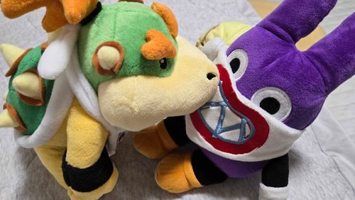 あ！そっくりなバンダナしてることに興味津々だ！
仲良くなれそうで嬉しいな