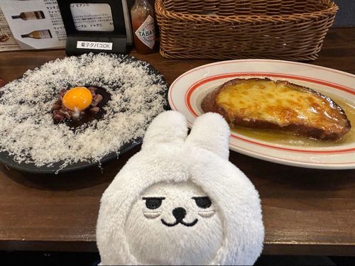 美味しいご飯屋さん。僕と同じ色をしたふわふわのチーズらしいです。美味しくてすぐ食べちゃいました〜