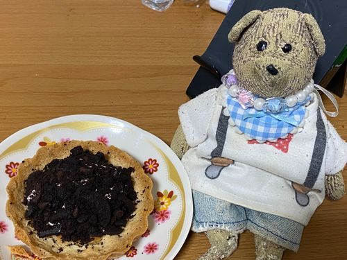 今日はぼくの24歳の誕生日！
毎年オレオシュークリームでお祝いなんだけど、今回は無かったからオレオタルトでお祝い♪
ハッピーバースデーのお歌をおかあさんに歌ってもらったよ！
