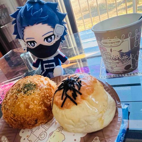 今日はまったりDAY✨
ずっと気になってたパン屋さんでお昼を買って
昨日仕上げたまったり部屋で心操くんとお昼ご飯😋💖
うまー！