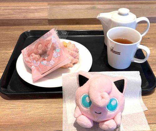 新作の桜×いちごドーナツと普段からお気に入りのクルーラーを食べたよ🍩💗