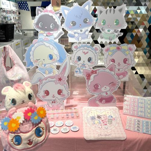 ジュエルペットの子がポップアップストアに行ってきた様子❣️

ラブラちゃん「パネルはきれいに撮っててこっちがびみょーにピンボケなの不服らぶぅ」
がんばれ、トレーナー…！