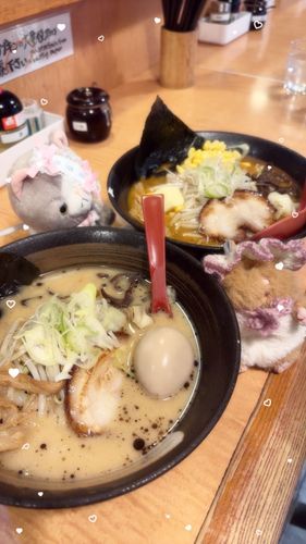 ラーメンとハムとフリル眼帯