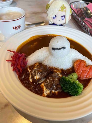 Disneyに下僕と行ってきたわ！
アジア系アメリカ人(?)に突然英語で話しかけられてテンパってるの面白かったわぁ
下手っぴな英語だけど、ヒヨって話せなかった事を1日中へこむくらいならトライすれば良かったのにね？
こちらはベイマックスカレーよ！可愛らしいわね