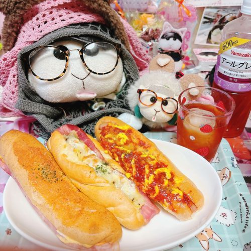 今朝はデイリーの惣菜パンなんだよぉ〜！モチ🍡
どれも美味しくてお腹ポンポンなの〜♡リアリィ🐶