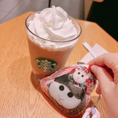 モチ達はスタバの常連さんなんだよぉ〜！美味しんだよぉ〜！モチ🍡
バニラクリームフラペチーノをアーモンドミルクに変更&チョコシロップのカスタムなの〜♡リアリィ🐶