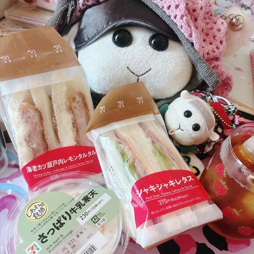 海老カツ瀬戸内レモンタルタルサンド🍤🍋オススメなんだよぉ〜！レタスサンドは安定なんだよぉ〜！みんなも食べるんだよぉ〜！モチ🍡
セブンイレブンなの〜♡リアリィ🐶牛乳寒天初めて食べたの〜♡夏にぴったりなの〜♡リアリィ🐶