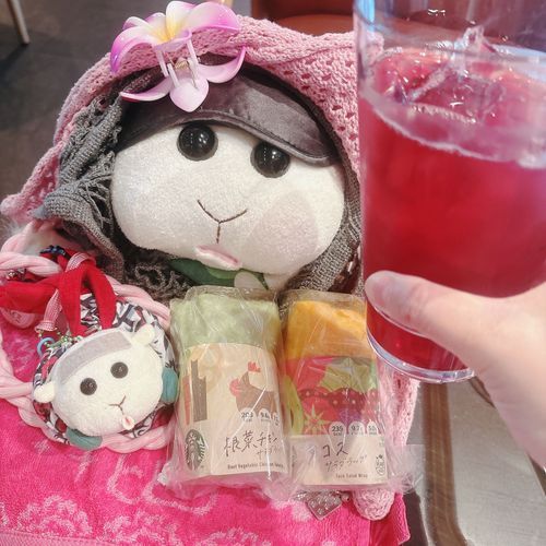 久しぶりにスタバ行ったんだよぉ〜！パッションティーと根菜サラダラップとタコスラップ美味しいんだよぉ〜！モチ🍡
ケーキも食べたかったけどカロリーがやばいの〜♡また今度なの〜♡リアリィ🐶