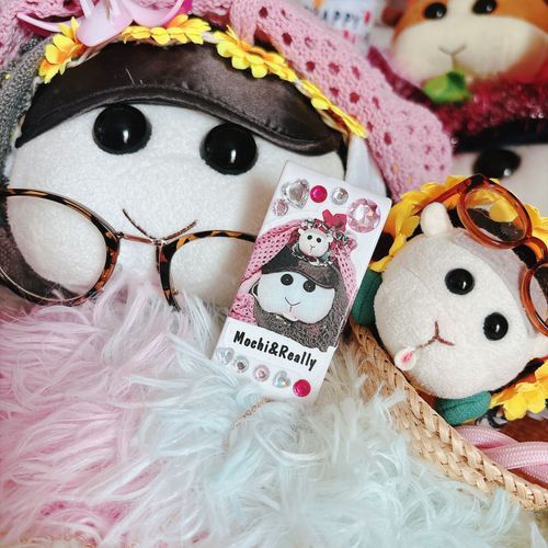 キャンドゥのピルカッター💊にモチリアシールを貼って可愛くしてみたんだよぉ〜！モチ🍡
キラキラも貼ったの〜♡この商品は100円だけど優秀なの〜♡リアリィ🐶