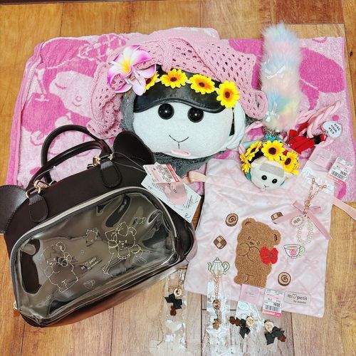 しまむらと青木美沙子ちゃんがコラボのやつなんだよぉ〜！鞄が本命で買えて嬉しかったんだよぉ〜！モチ🍡
この鞄はショルダーとリュックにもなるの〜♡クマさん可愛いの〜🧸🤎リアリィ🐶