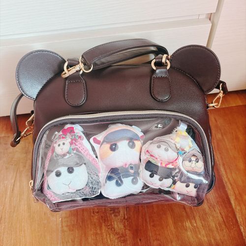 しまむら×青木美沙子ちゃんコラボの推し活クマさん鞄🧸🤎にモチ🍡達のミニぬい(魂の器2)を入れてみたんだよぉ〜！お姉ちゃんの推しなんだよぉ〜！モチ🍡
リアリィ🐶も小さいけどモチ🍡の頭上にちゃんといるの〜♡リアリィ🐶
