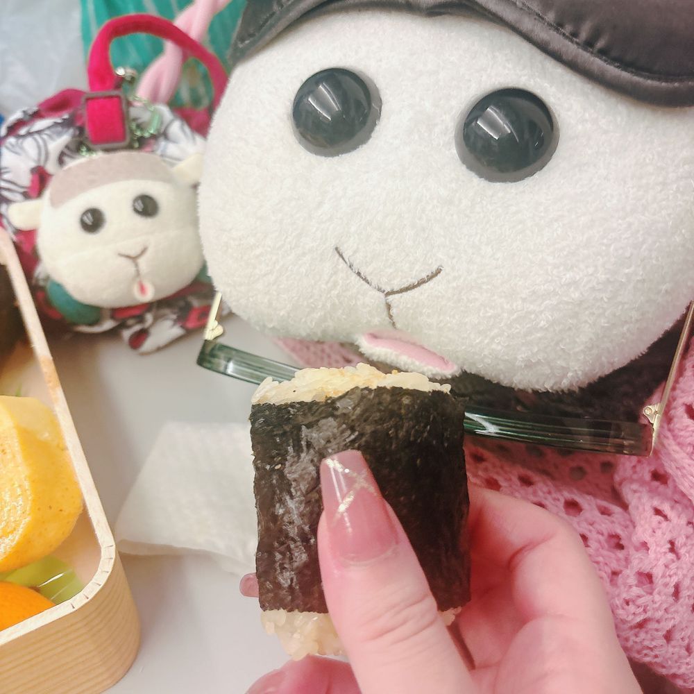 これも去年のなの〜♡広島駅で買える地元の人にも大人気の駅弁なの〜♡俵の形のおむすびがすっごく素朴で美味しかったの〜♡今年の広島旅行は呉冷麺と揚げもみじと本場のカキフライを食べる予定なの〜♡リアリィ🐶