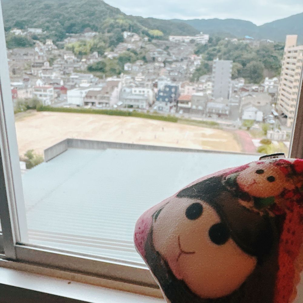 平和学習の記念に折り鶴の置物を買ったんだよぉ〜！今日の事を忘れないんだよぉ〜！モチ🍡
チェックインしてホテルの部屋でくつろいでるの〜♡リアリィ🐶