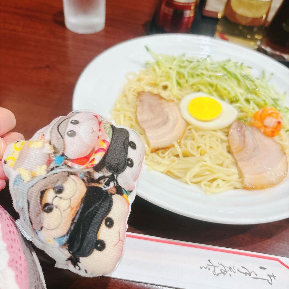 有名店の呉冷麺を食べたんだよぉ〜！開店前に並んだけど1時間待ってようやく入れたんだよぉ〜！モチ🍡
そのままでも美味しいけど、唐辛子入りのお酢をかけたらもっと美味しかったの〜♡オススメなの〜♡リアリィ🐶