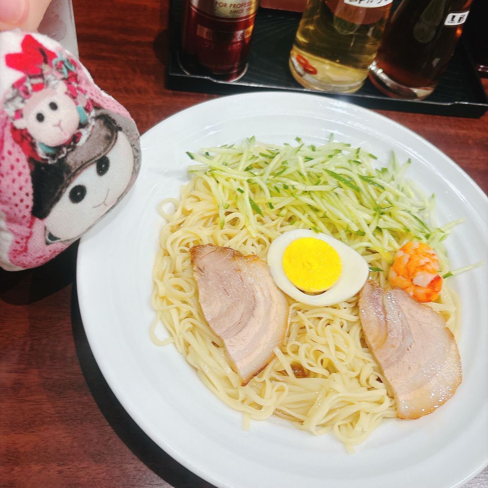 有名店の呉冷麺を食べたんだよぉ〜！開店前に並んだけど1時間待ってようやく入れたんだよぉ〜！モチ🍡
そのままでも美味しいけど、唐辛子入りのお酢をかけたらもっと美味しかったの〜♡オススメなの〜♡リアリィ🐶