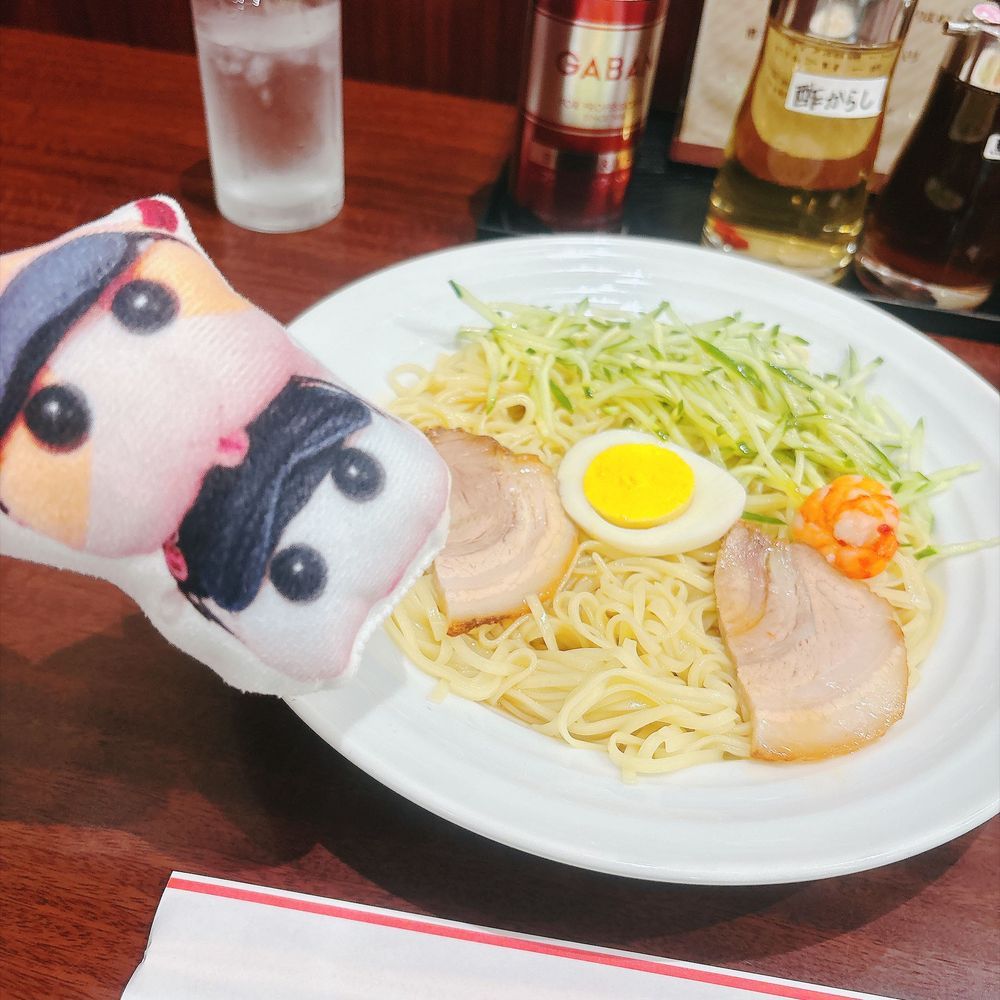 有名店の呉冷麺を食べたんだよぉ〜！開店前に並んだけど1時間待ってようやく入れたんだよぉ〜！モチ🍡
そのままでも美味しいけど、唐辛子入りのお酢をかけたらもっと美味しかったの〜♡オススメなの〜♡リアリィ🐶