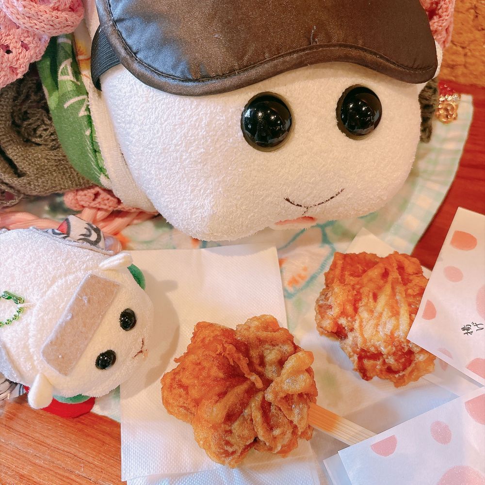 宮島グルメの揚げもみじ🍁とカキフライなんだよぉ〜！熱々サクサクで美味しかったんだよぉ〜！モチ🍡
揚げもみじ🍁はこし餡と瀬戸内レモン🍋なの〜♡このカキフライの山に感動したの〜♡リアリィ🐶