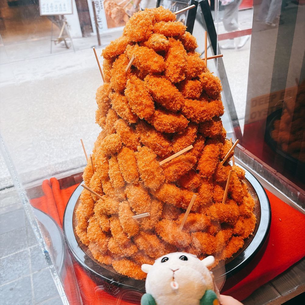 宮島グルメの揚げもみじ🍁とカキフライなんだよぉ〜！熱々サクサクで美味しかったんだよぉ〜！モチ🍡
揚げもみじ🍁はこし餡と瀬戸内レモン🍋なの〜♡このカキフライの山に感動したの〜♡リアリィ🐶