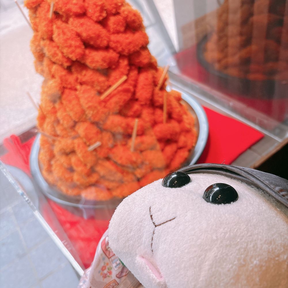 宮島グルメの揚げもみじ🍁とカキフライなんだよぉ〜！熱々サクサクで美味しかったんだよぉ〜！モチ🍡
揚げもみじ🍁はこし餡と瀬戸内レモン🍋なの〜♡このカキフライの山に感動したの〜♡リアリィ🐶