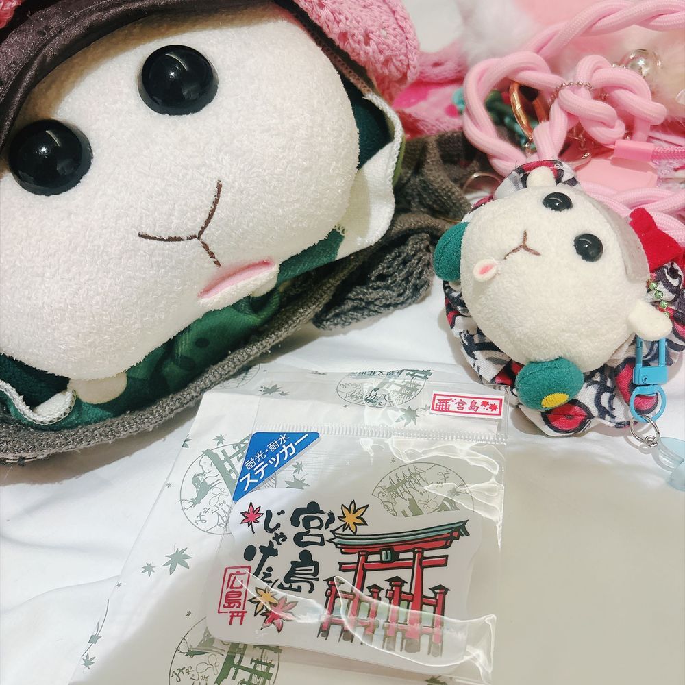 しゃもじ🍁にお名前書いてもらったんだよぉ〜！記念になったんだよぉ〜！ステッカーも記念なんだよぉ〜！モチ🍡
お守りは厳島神社のなの〜♡ピンクのはリアリィ🐶達ので白いのはお姉ちゃんの大切な人にあげるの〜♡もみじ饅頭のは箸置きなの〜♡食べられないの〜？♡リアリィ🐶