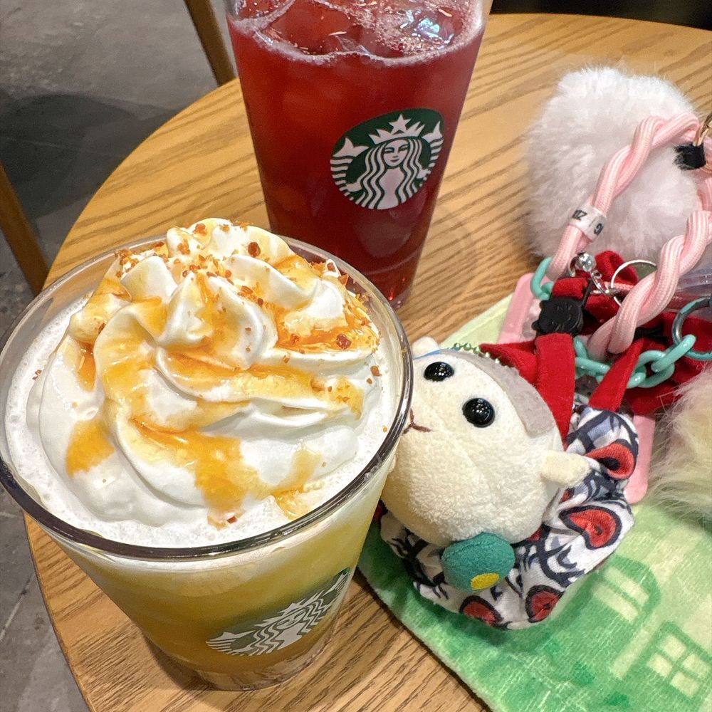 スタバのお芋フラペチーノ🍠とパッションティー🌺飲んで来たんだよぉ〜！鹿モチ🍡のままなんだよぉ〜！モチ🍡
甘々でお芋美味しかったの〜🍠♡よくまぜまぜがポイントなの〜♡リアリィ🐶