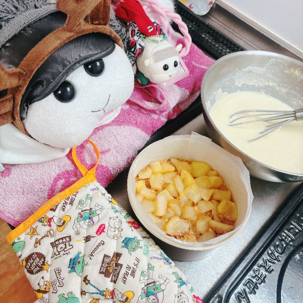 アップルシナモンを作ったんだよぉ〜！そしていろいろまぜまぜなんだよぉ〜！モチ🍡
リアリィ🐶りんごさんつまみ食い我慢したの〜♡今焼けるのドキドキして待ってるの〜♡リアリィ🐶