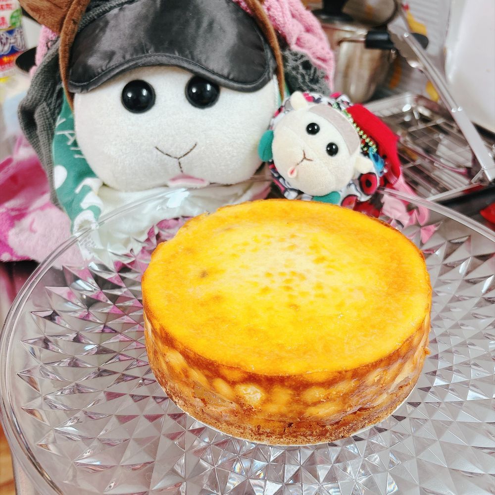 モチ🍡の育ての親、葉月ハムカツ🧡(左)と葉月カシワモチ💚(右)の5歳の誕生日ケーキなんだよぉ〜！おめでとうなんだよぉ〜！いつもありがとうなんだよぉ〜！モチ🍡
アップルシナモンチーズケーキなの〜♡うまくできたの〜♡リアリィ🐶