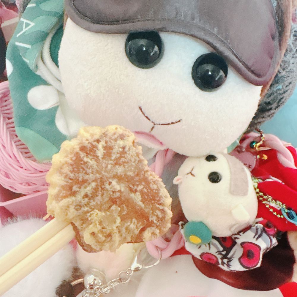 広島旅行のお土産で買った秋限定のカボチャもみじ饅頭🎃🍁を揚げもみじにしたの〜♡熱々サクサクなの〜♡リアリィ🐶
天ぷら粉を水で溶いたやつを軽くつけて1〜2分揚げたんだよぉ〜！みんなもやってみてなんだよぉ〜！モチ🍡