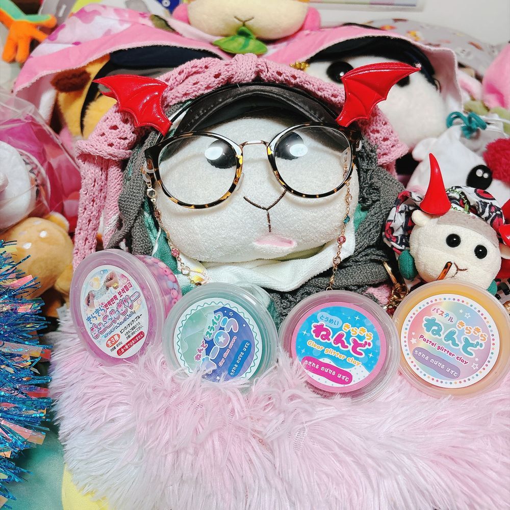 お姉ちゃん👩がプリンが大好物のモチ🍡にこれを買ってくれたんだよぉ〜！プリンの形の食器なんだよぉ〜！宝物増えたんだよぉ〜！🍮モチ🍡
お姉ちゃん👩♡またスライム買って来たの〜♡危険だから逃げるの〜♡リアリィ🐶