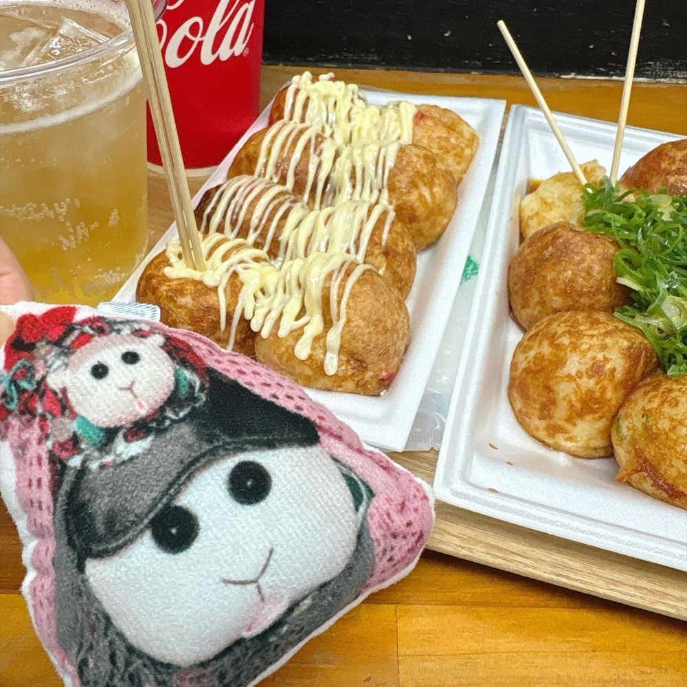 友達のトトさんに教えてもらったお店に行って来たんだよぉ〜！塩味のたこ焼き🐙すごく美味しかったんだよぉ〜！モチ🍡
あちあちでうまうまなの〜♡ただ階段が急で怖かったの〜♡リアリィ🐶