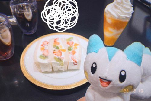 フルーツサンドと柿のパフェだ、