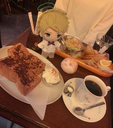 「この喫茶店ずんが来たらしいわよ！」
「ふぃ⁉︎」