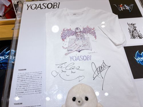 飼い主が美容院にYOASOBIのTシャツを着て行ったら「可愛い」って褒められてた。
その後合流した飼い主の母にこのアカウント見せたら「うわぁ…」って言われた。ニンゲンって大変です。