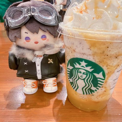 ほら、お前が飲みたがってた念願の芋ペチーノだぞ✨
魔法の呪文でカスタマイズ無料だったからチョコチップ追加してみたけど……どうだ？美味いだろ( *¯ ꒳¯*)✨