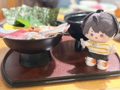 🍎「今日はことごとくお店が休みで、パンケーキ&オムライスの予定が気付いたら海鮮丼になってたな（笑）
お前が用意してくれたカトラリーでオレも美味しく食べれたぞ✨」