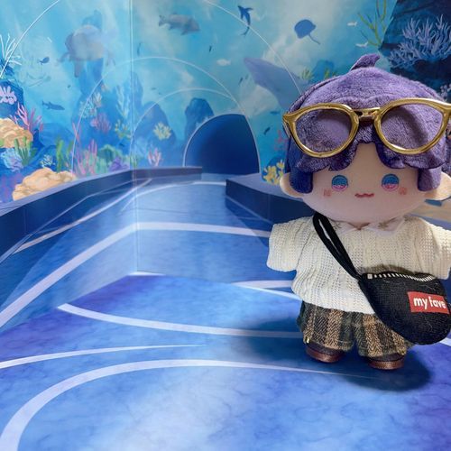 🐟「目的地は水族館、だよ。本物の海には負けるけど、この季節に海に入ったらキミは風邪を引いてしまうだろう？此処ならキミも海の中を一緒に探検できるよね」