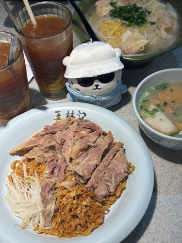 むちゃうまワンタンと牛バラ麺　レモンティーは必須